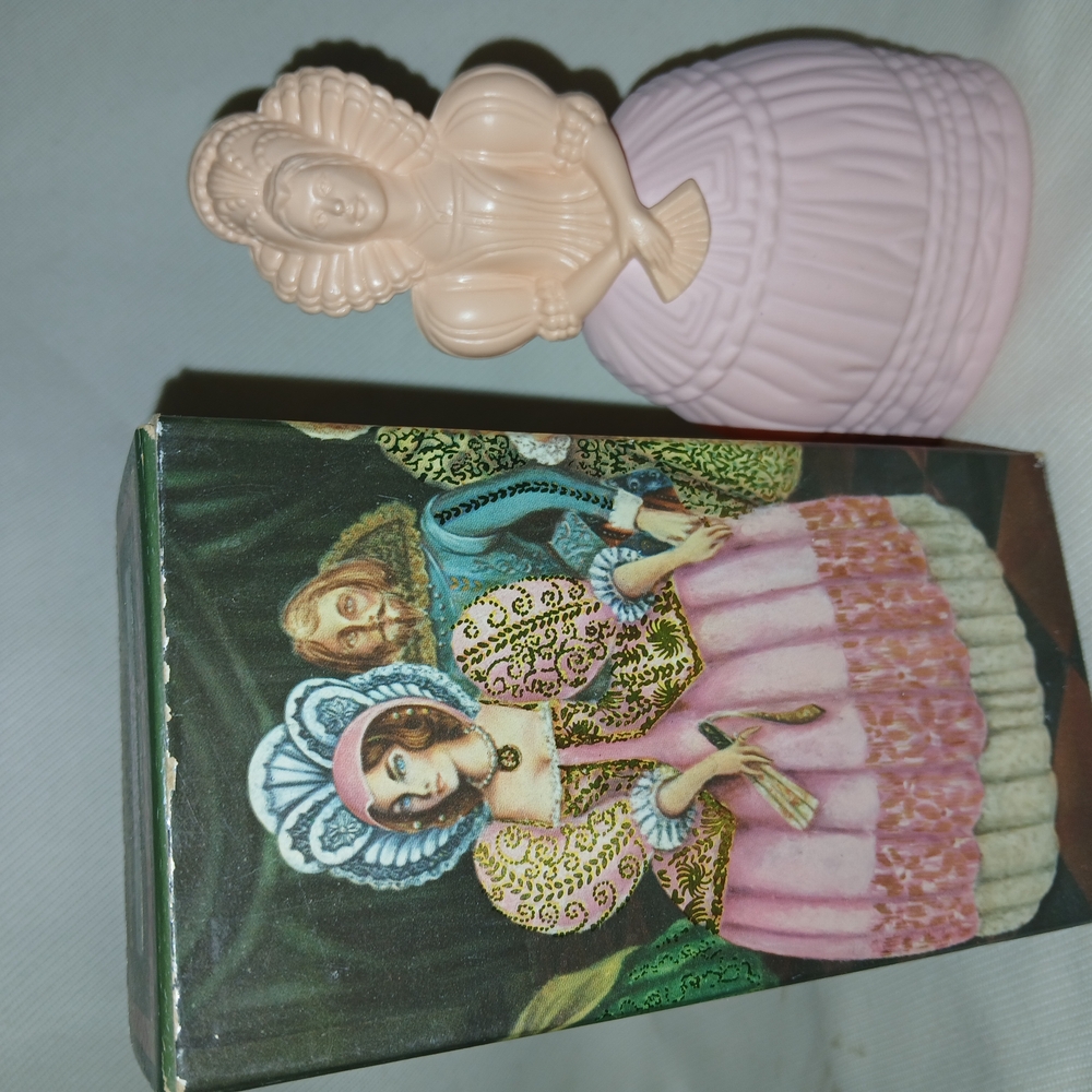 Vintage Avon Fashion Figurine Elizabethan Moonwind Cologne 4oz
